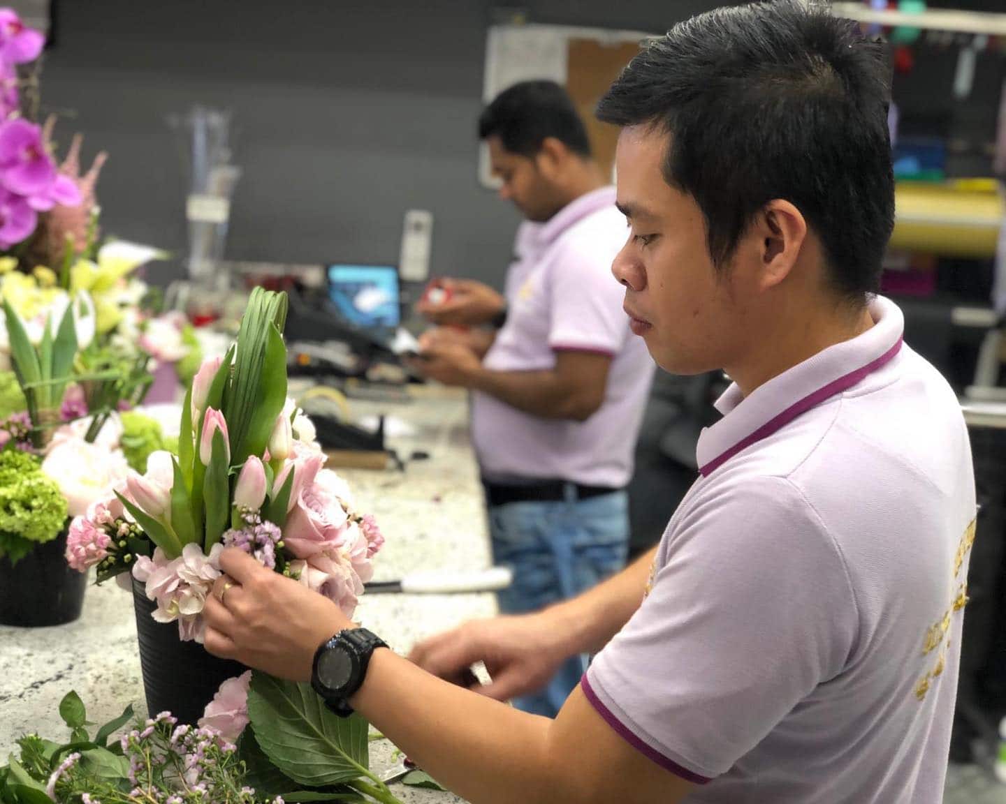 Plaza Hollandi florist making an arrangement Plaza Hollandi Florist in Villaggio making a flower arrangement