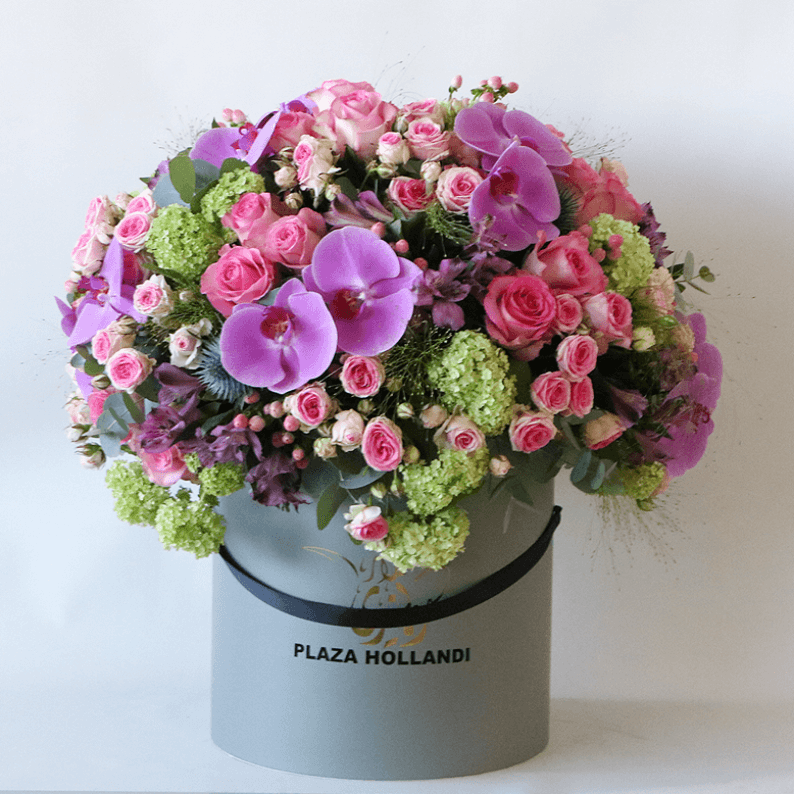 Welcome home flowersin a Plaza Hollandi Hat box