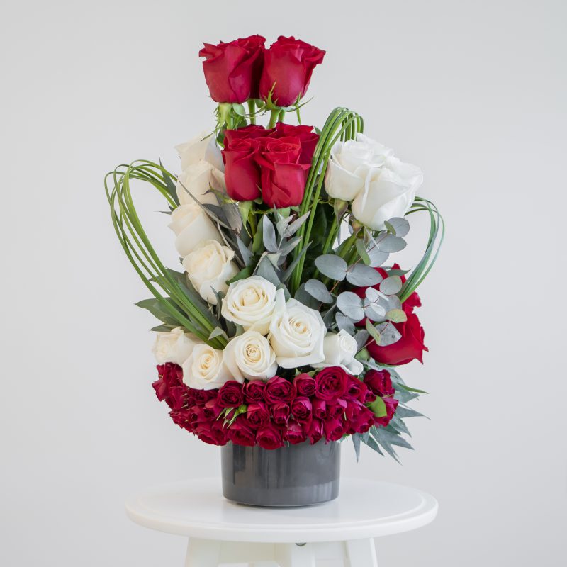 Red and white roses in a flower arrangement
