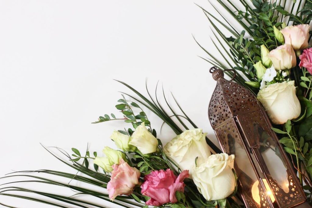 The Meaning of Roses 23 Floral gifts for Ramadan with a candle