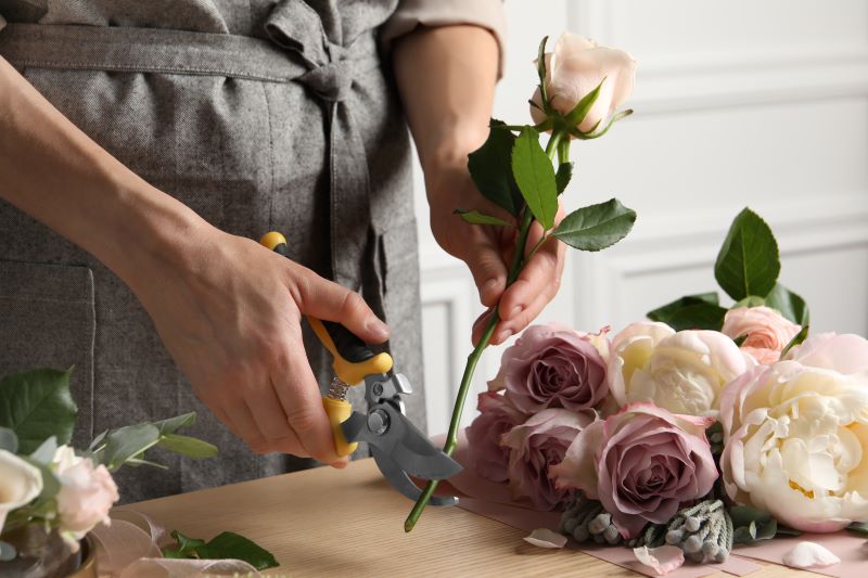 how to look after your flowers -utting the flower stem