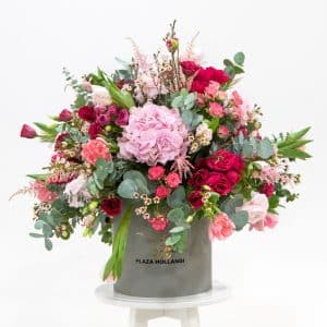 Plaza Hollandi hat box with pink, flowers and foliage