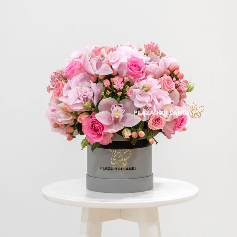 Plaza Hollandi hat box with flowers