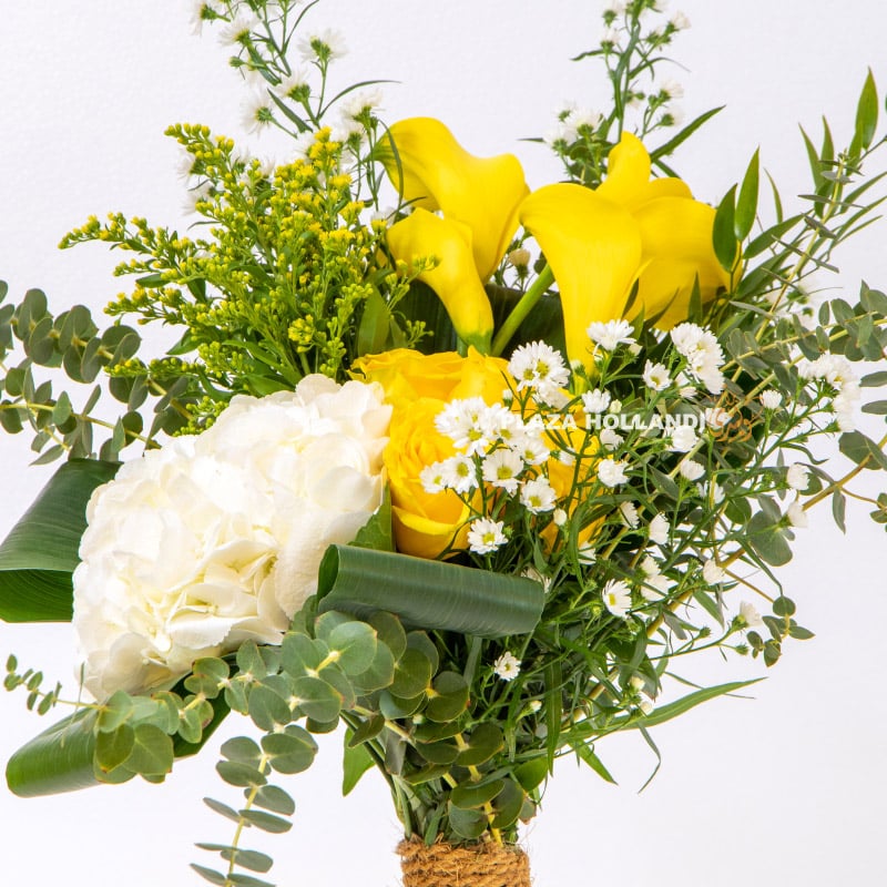 Close up of yellow and white flower bouquet