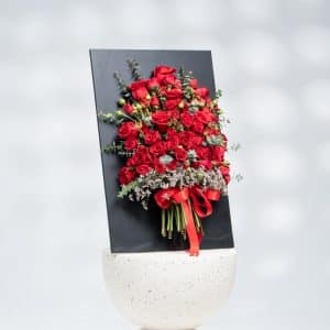 Bold Affection: Red Roses, Baby Roses with Limonium (H:60 cm)