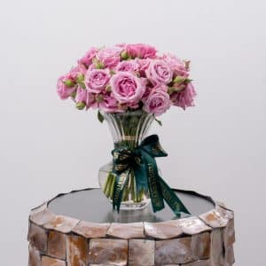 Light Purple Spray Roses in Stylish Glass Vase (20 cm)