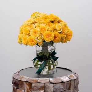 Yellow Spary Rose in Glass Vase (23cm)