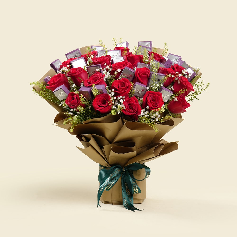 7-2-1.jpg Sweet Romance Rose Bouquet with Chocolate (250g)