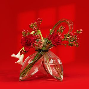 vase-calla-lily-roses-hypericum-steel-grass